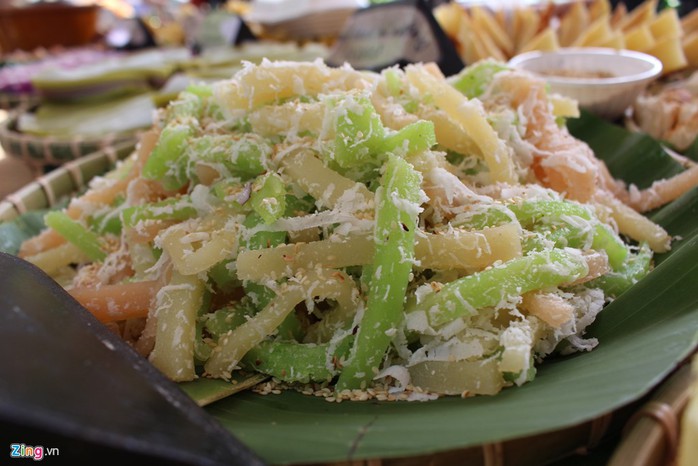 Bánh tằm: Những sợi bánh nhiều màu sắc được làm bằng củ mì (sắn) phủ dừa bào, mè rang vàng luôn có sức hút với thực khách Sài thành. Một phần bánh tằm hiện nay có giá khoảng 10.000 đồng