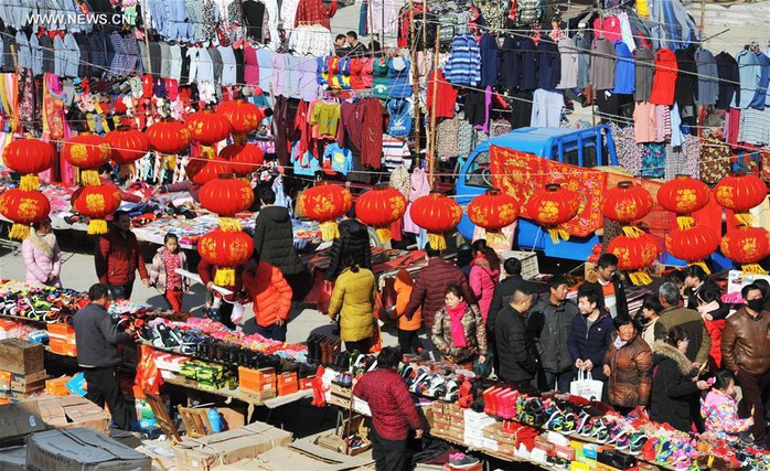 Sắc đỏ khắp chợ ở TP Tảo Trang, tỉnh Sơn Đông, Trung Quốc Ảnh: TÂN HOA XÃ