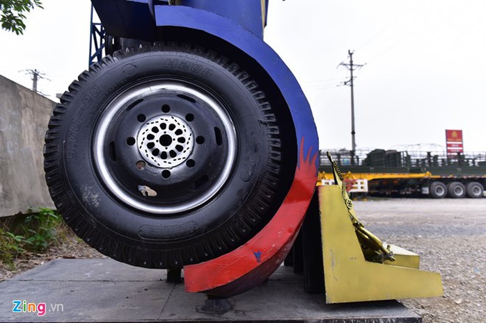 
Mỗi bên chân của robot khổng lồ Optimus Prime còn được trang bị một lốp ôtô.
