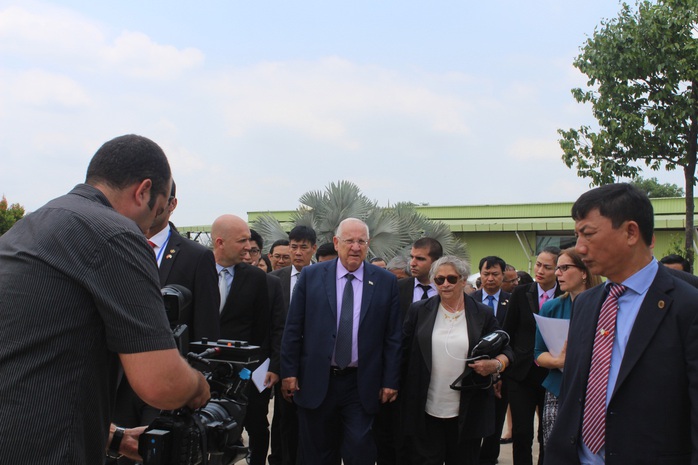 Dù nắng nóng nhưng Tổng thống Reuven Ruvi Rivlin và phu nhân tỏ ra hào hứng khi thăm trang trại chăn nuôi bò sữa. Ảnh: HUỆ BÌNH