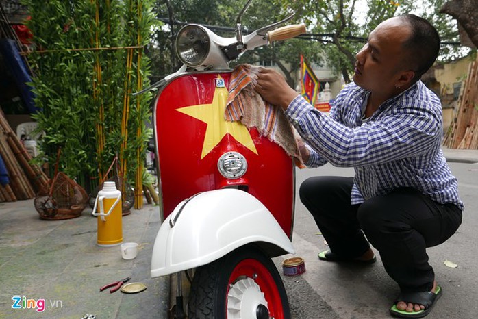 
Anh Đức ở phố Hàng Vải tự tay lau chùi, đánh sạch chiếc vespa cổ.
