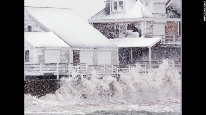 Dọc bờ biển bang Massachusetts, cơn bão tuyết gây ra những đợt sóng mạnh. Ảnh: AP