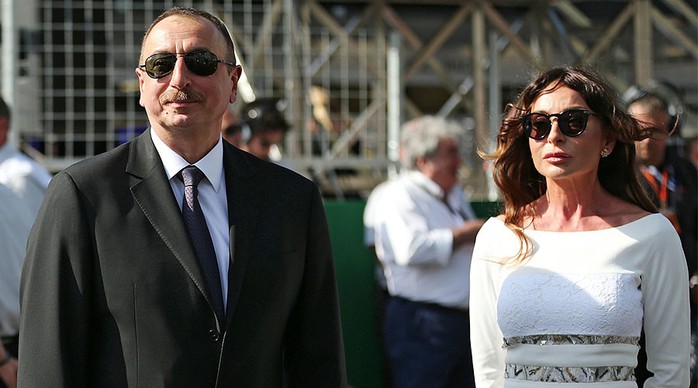 
Cùng chồng tại giải đấu Grand Prix đua xe Công thức 1 Ảnh: SPUTNIK
