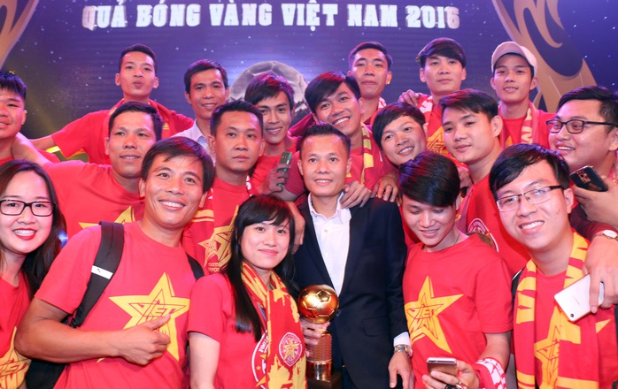 
Nhận Quả bóng vàng Việt Nam 2016, Thành Lương chung vui với CĐV Ảnh: Quang Liêm
