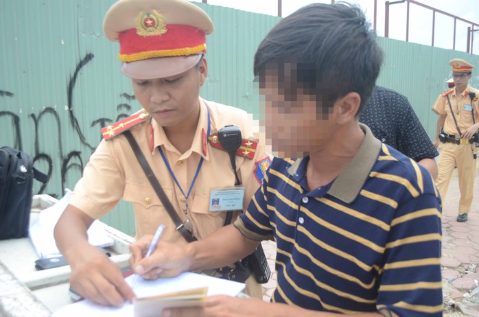 CSGT xử phạt người điều khiển ô tô vi phạm tại Hà Nội Ảnh: NGUYỄN QUYẾT