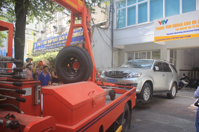 Xe biển số xanh lấn chiếm vỉa hè đường Nguyễn Bỉnh Khiêm, phường Bến Nghé, quận 1, TP HCM bị lực lượng chức năng xử lý Ảnh: Sỹ Đông