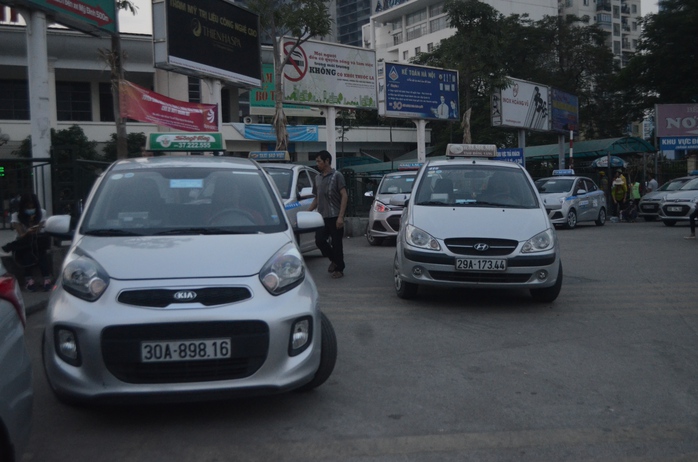 
Taxi ngoại tỉnh đang góp phần gây áp lực lên hệ thống giao thông Hà Nội
