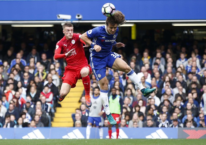 Leicester của Vardy sẽ vất vả khi tái đấu Chelsea của David Luiz Ảnh: REUTERS