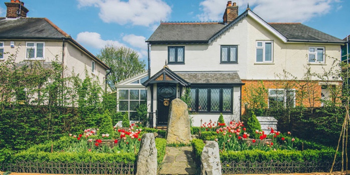 Ngôi nhà 2 tầng ở Essex (Anh) có vẻ ngoài giản dị với vườn hoa rực rỡ ở sân trước giống như những công trình xung quanh. Nhưng người chủ đã biến đổi hoàn toàn nội thất bên trong đối lập với hình ảnh phía ngoài nhà.