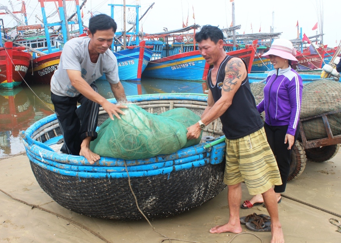 Ngư dân làng biển Cảnh Dương (Quảng Bình) chuẩn bị ngư cụ để ra khơi trong những ngày cận Tết Nguyên đán (ảnh Minh Tuấn)