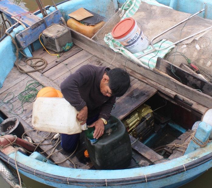 Ngư dân làng biển Cảnh Dương (Quảng Bình) chuẩn bị ngư cụ để ra khơi trong những ngày cận Tết Nguyên đán (ảnh Minh Tuấn)
