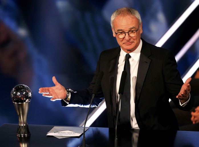 
HLV Ranieri trong lần nhận giải HLV xuất sắc nhất bóng đá Anh mùa giải 2016-2017 Ảnh: REUTERS
