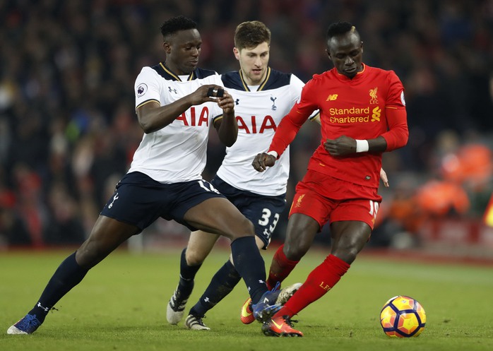 Mane (phải) một mình phá nát hàng thủ Tottenham rạng sáng 12-2Ảnh: REUTERS