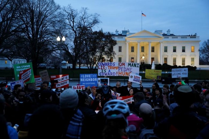 
Người biểu tình tuần hành phản đối lệnh cấm nhập cư của Tổng thống Trump ở khu vực bên ngoài Nhà Trắng. Ảnh: Reuters
