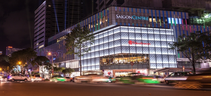 Trung tâm thương mại Takashimaya sầm uất tọa lạc tại tòa nhà Saigon Centre.