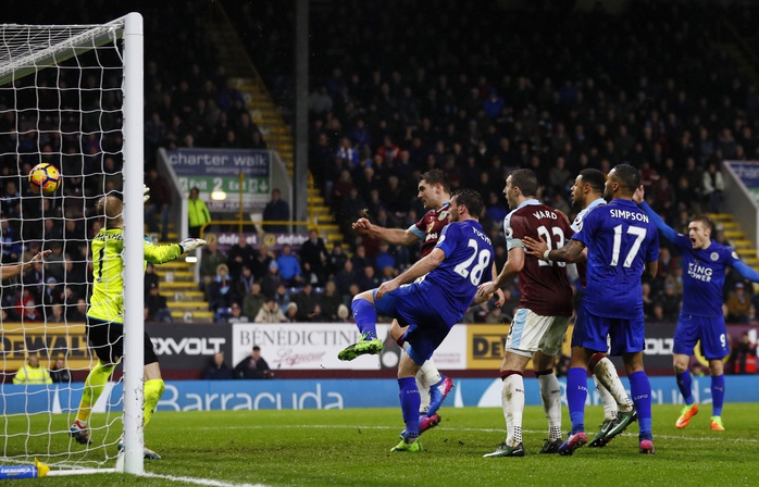 Sam Vokes ghi bàn giúp Burnley đánh bại Leicester