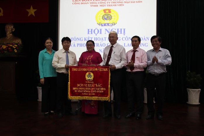 
Công đoàn Tổng Công ty Thương mại Sài Gòn nhận cờ thi đua xuất sắc của LĐLĐ TP HCM
