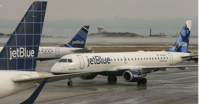 Máy bay của JetBlue đậu tại sân bay Logan, Boston. Ảnh: AP.
