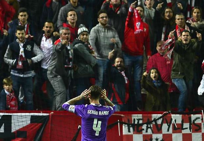 Hành động của Ramos khiến các fan Sevilla giận dữ