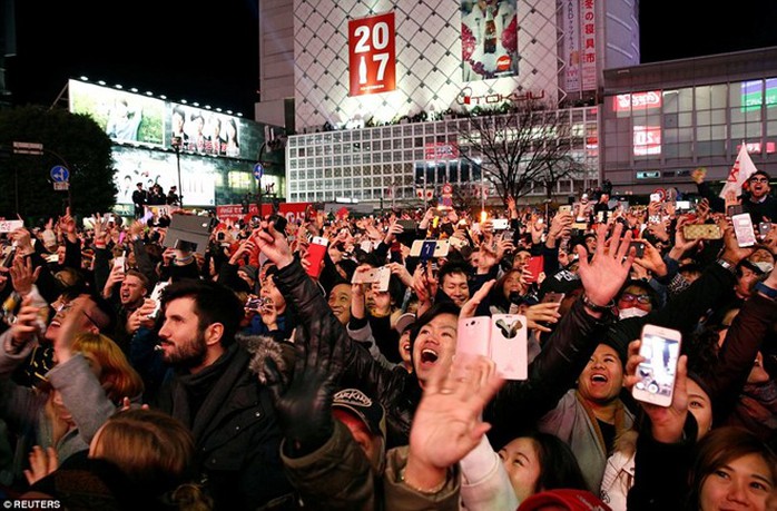 Đám đông tham gia sự kiện đếm ngược mừng năm mới tại Shibuya, Tokyo, Nhật Bản. Ảnh: Reuters.