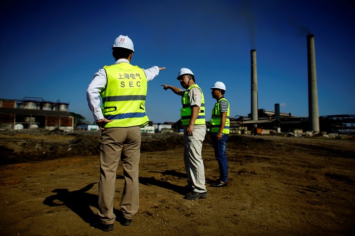 
Nhân viên Công ty Shanghai Electric (Trung Quốc) giám sát công trình xây nhà máy điện tại Ciro Redondo – CubaẢnh: Reuters
