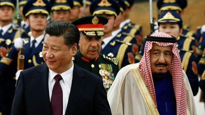 Chủ tịch Trung Quốc Tập Cận Bình (trái) đón tiếp Quốc vương Ả Rập Saudi Salman bin Abdul Aziz tại thủ đô Bắc Kinh hôm 16-3 Ảnh: Reuters