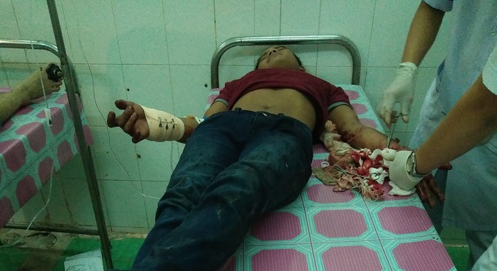 
Nạn nhân đã được sơ cứu ban đầu tại Bệnh viện Đa khoa huyện Vĩnh Thuận. Ảnh: CTV
