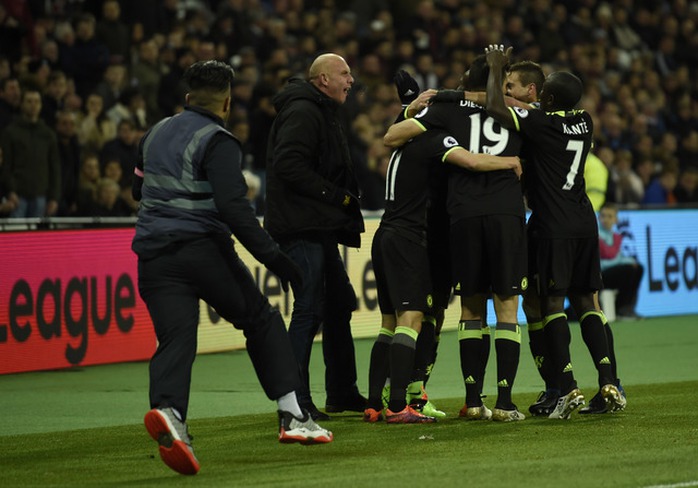 Một CĐV West Ham lao vào sân chửi bới cầu thủ Chelsea