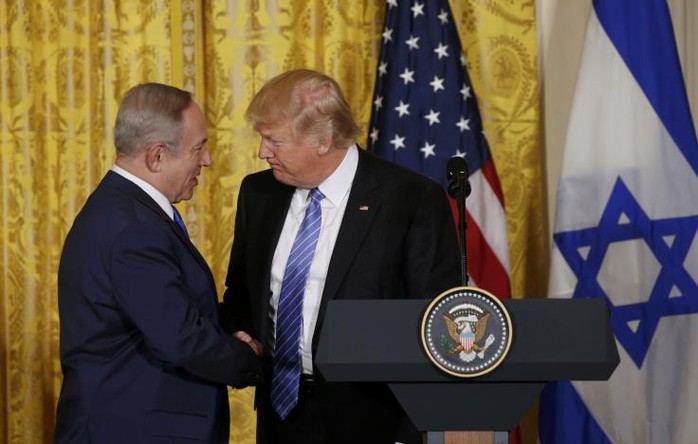 
Thủ tướng Israel Benjamin Netanyahu (trái) bắt tay Tổng thống Mỹ Donald Trump trong cuộc họp báo hôm 15-2. Ảnh: Reuters
