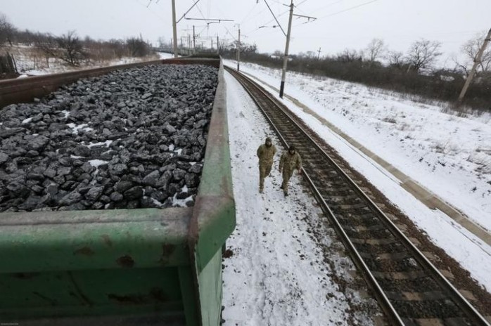 
Căng thẳng leo thang ở miền Đông Ukraine hồi tháng trước khi chiến dịch phong tỏa đường sắt chuyển hàng được phát động. Ảnh: Reuters
