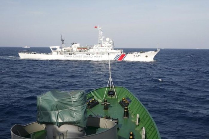 Tàu hải cảnh Trung Quốc (trên) di chuyển chặn đường một tàu cảnh sát biển của Việt Nam trên Biển Đông, ngày 14-5-2014 - Ảnh: Reuters