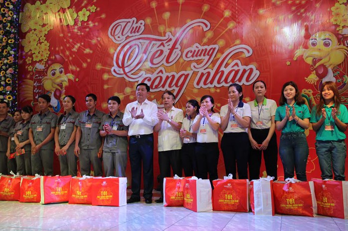 Ông Đinh La Thăng, Ủy viên Bộ Chính trị, Bí thư Thành ủy TP HCM và ông Mai Đức Chính, Phó Chủ tịch Tổng LĐLĐ Việt Nam, tặng quà Tết cho công nhân có hoàn cảnh khó khăn