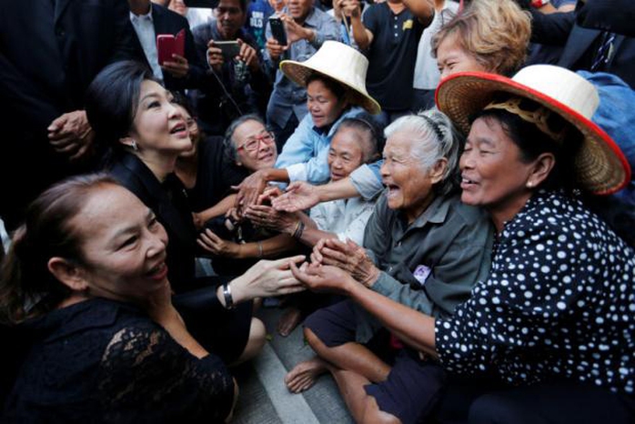 Cựu Thủ tướng Thái Lan Yingluck Shinawatra gặp những người ủng hộ khi đến Tòa án Tối cao hồi tháng 12-2016 Ảnh: Reuters