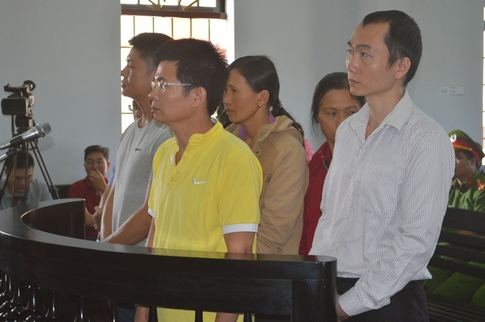 
Bị cáo Trần Minh Lợi (đeo kính) tại phiên tòa ngày 23-3. Ảnh: Cao Nguyên

 

