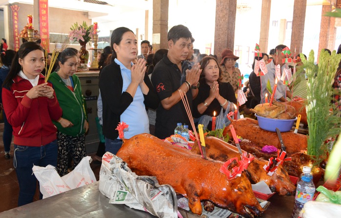 
Nhiều người rất thành tâm cầu mong cho năm mới được nhiều may mắn, sức khỏe dồi dào.
