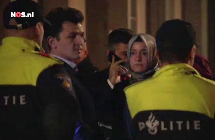 
Nữ Bộ trưởng Sayan Kaya bị cảnh sát chặn lại tại TP Rotterdam. Ảnh: DPA
