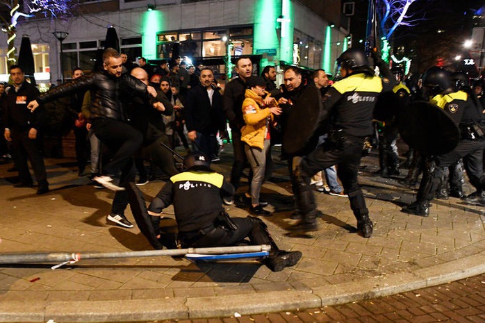 Cảnh sát Hà Lan đụng độ với người biểu tình gần Lãnh sự quán Thổ Nhĩ Kỳ ở TP Rotterdam hôm 12-3 Ảnh: Reuters