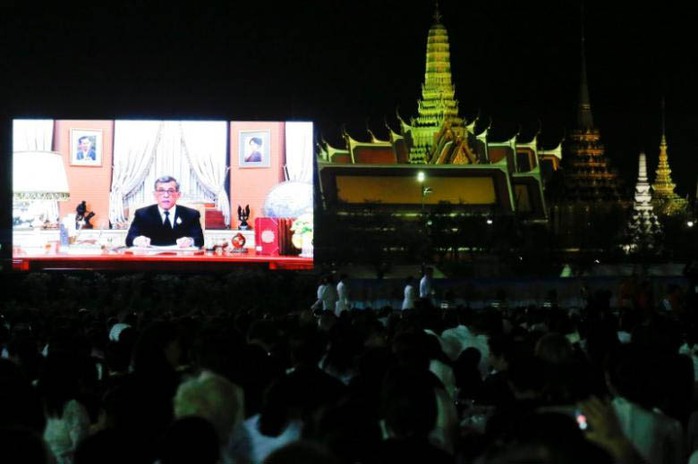 Người dân Thái Lan xem thông điệp năm mới của Quốc vương Maha Vajiralongkorn tại thủ đô Bangkok hôm 31-12-2016 Ảnh: Reuters