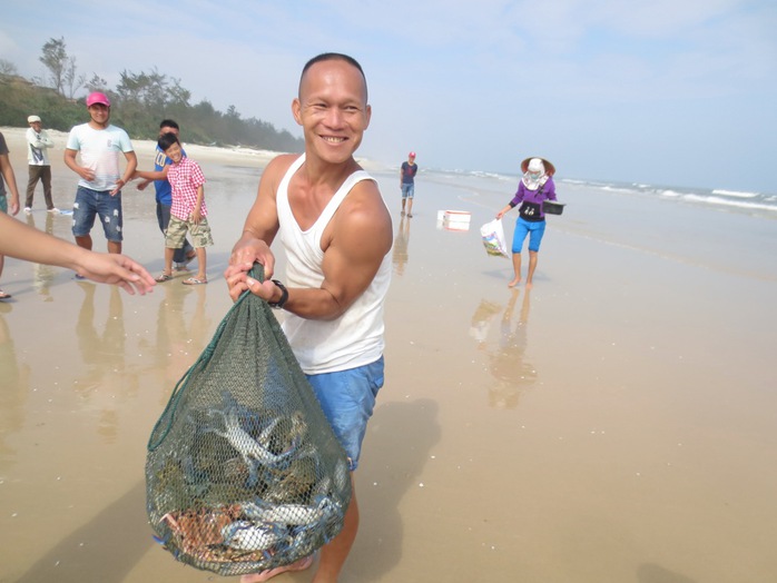 Sự lạc quan của người dân vùng biển xã Quảng Ngạn. (ảnh Quang Nhật)