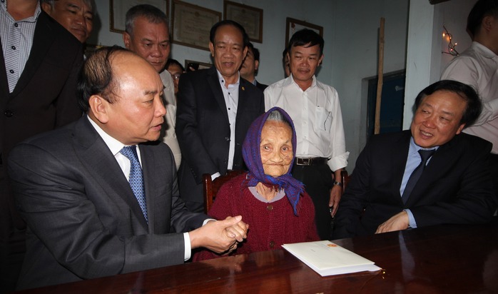 
Thủ tướng Nguyễn Xuân Phúc thăm Mẹ Việt Nam Anh hùng Nguyễn Thị Hân
