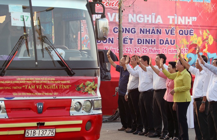 
Lãnh đạo TP và lãnh đạo LĐLĐ TP tiễn công nhân về quê sáng 23-1 Ảnh: HOÀNG TRIỀU
