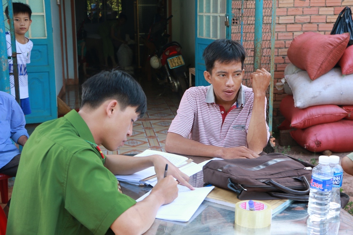 
Cơ quan công an huyện Phú Riềng làm việc chủ hàng Lê Văn Long
