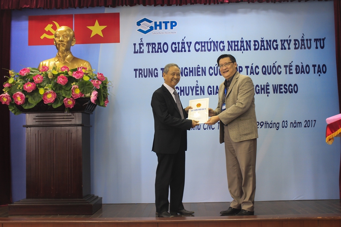 
Ông Lê Hoài Quốc, Trưởng Ban Quản lý SHTP (bên phải), trao giấy chứng nhận triển khai dự án WESGO cho đại diện Trường CĐ nghề Tây Sài Gòn

