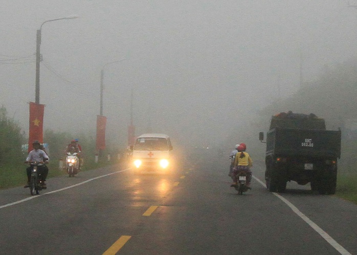 
Sương mù xuất hiện dày đặc trên các tuyến đường ở TP Cần Thơ Ảnh: Lê Khánh
