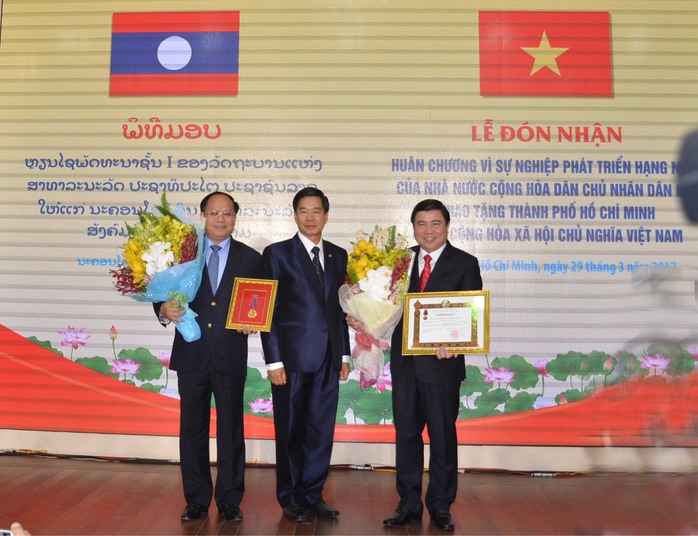 
Lãnh đạo TP HCM nhận Huân chương Phát triển hạng nhất do Lào trao tặng TP
