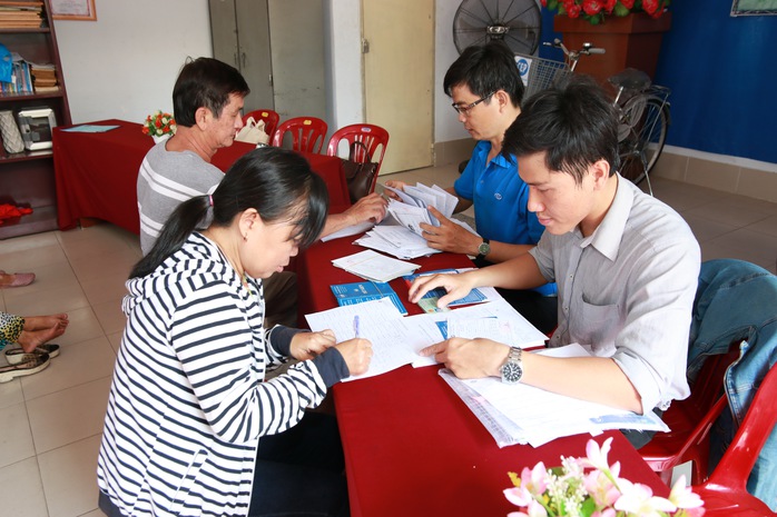 
Nhân viên tín dụng Chi nhánh CEP Tân Phú hướng dẫn người nghèo vay vốn
