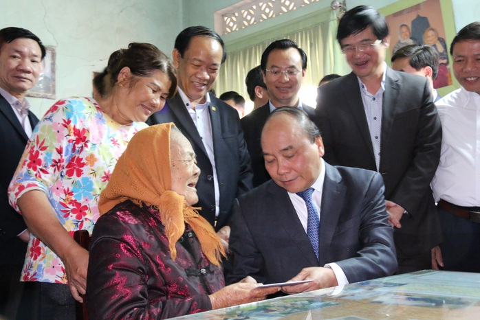 
Thủ tướng Nguyễn Xuân Phúc thăm hỏi, tặng quà mẹ Việt Nam anh hùng Lê Thị Trị Ảnh: TRẦN THƯỜNG
