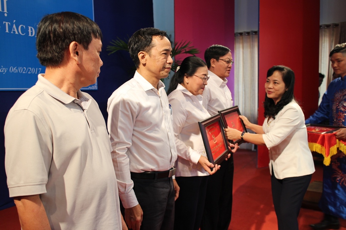 
Bà Trần Kim Yến, Bí thư Đảng ủy cơ quan LĐLĐ TP HCM, trao biểu trưng cho các đảng viên tròn 30 năm tuổi Đảng
