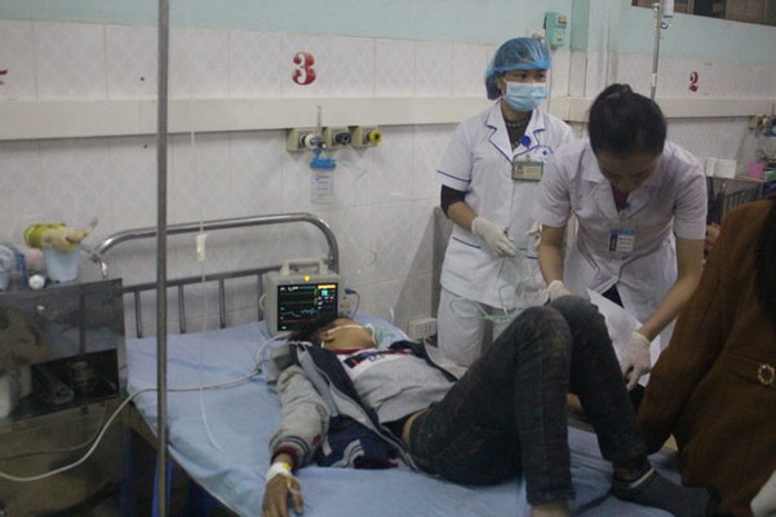 Cấp cứu nạn nhân vụ tai nạn - Ảnh: Báo Lào Cai