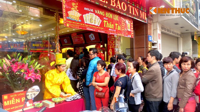 
Cảnh xếp hàng mua vàng ngày Thần tài thường xuyên xảy ra nhiều năm gần đây.
